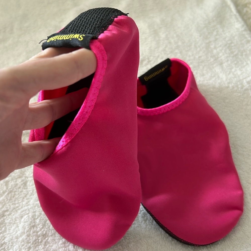 NWOT Beach/ Swim shoes Size 5-7